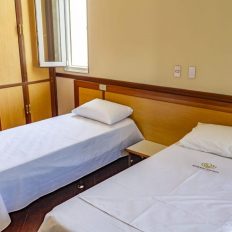 foto de um dos quartos da casa de repouso analia franco do residencial bem viver mostrando duas camas